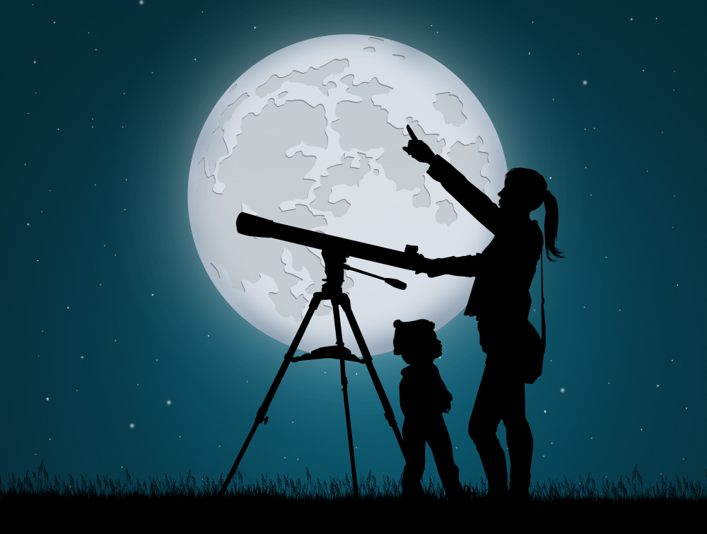 Madre e figlio che scrutano il cielo con il telescopio